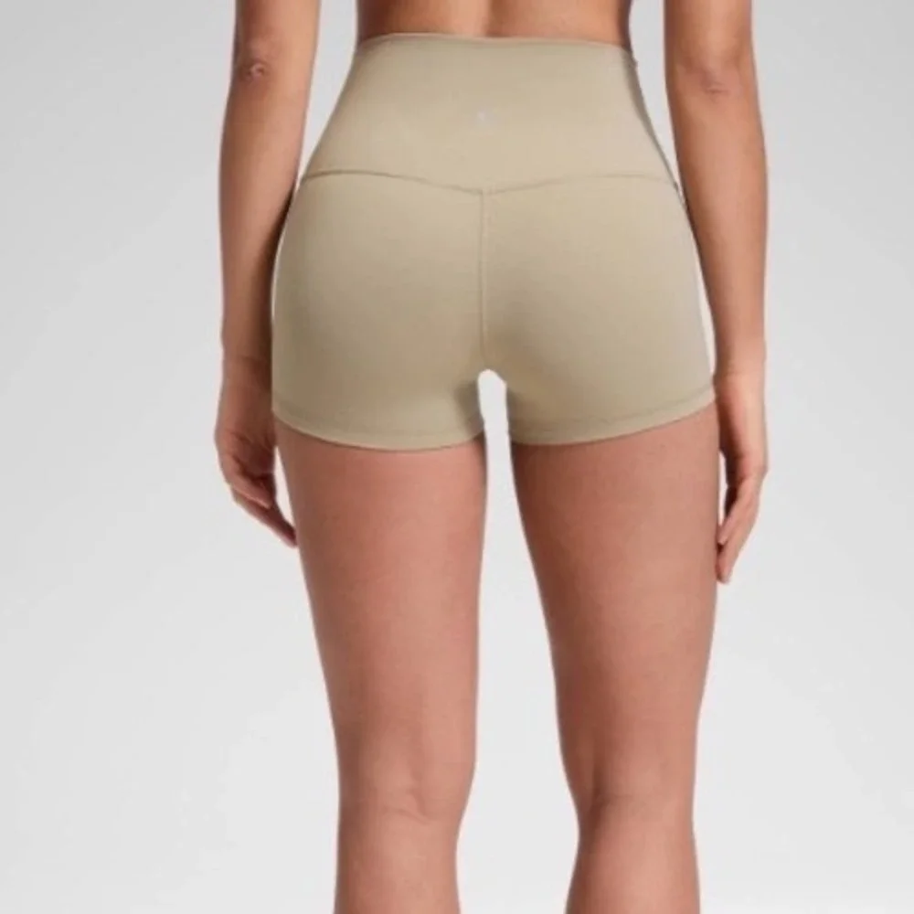 CRZYOGA Butterluxe Origin Yoga Shorts Womens M Creamy Latte Tan New With Tags